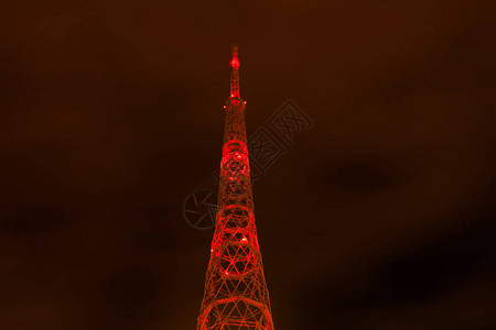 夜视电塔红色飞机在紫色天空图片