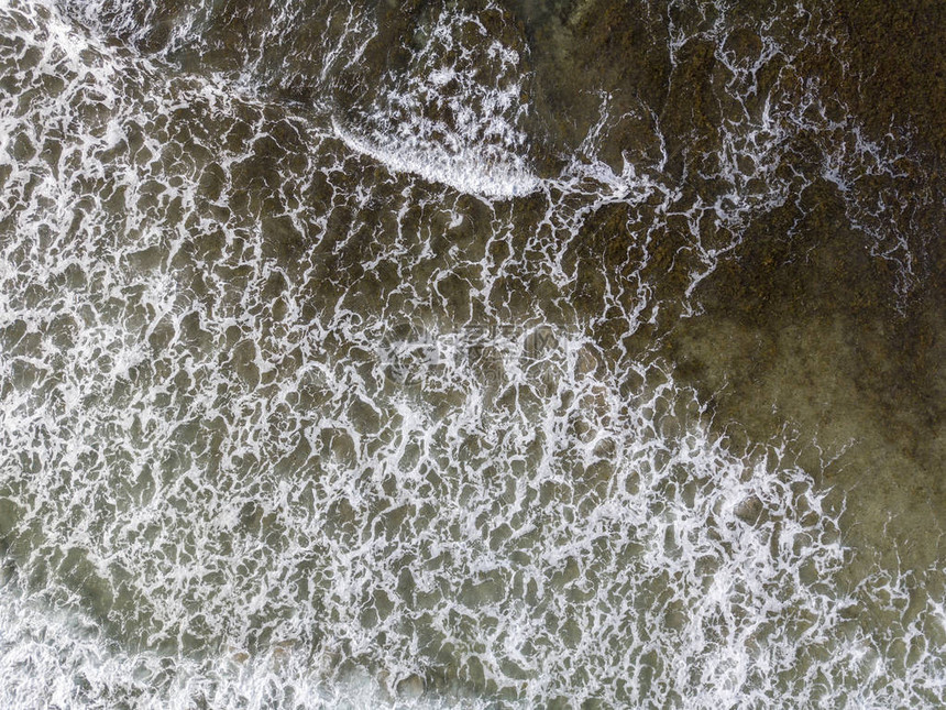 与海浪和冲浪者的水晶般清澈的大海的鸟瞰图普拉亚德拉坎特里亚大西洋图片