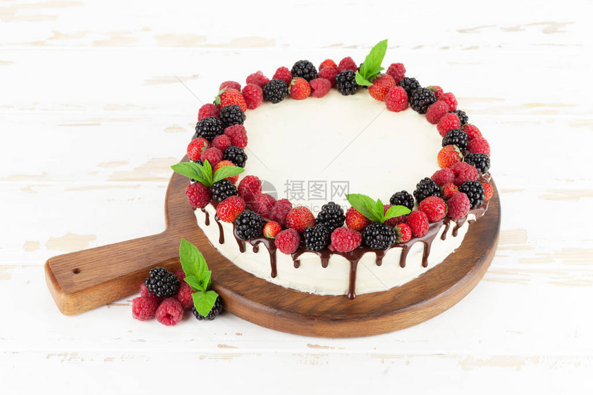 白色背景上的巧克力和浆果芝士蛋糕图片