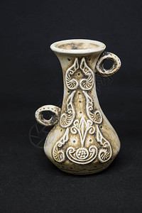 黑色背景的单蜜蜂陶器花瓶传统陶图片