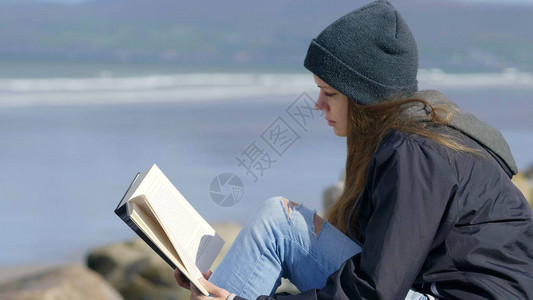 女孩喜欢在江边读书图片