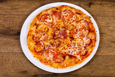 意大利辣香肠披萨配香肠和奶酪图片
