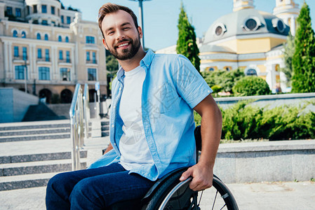 坐在轮椅上的帅男在街背景图片
