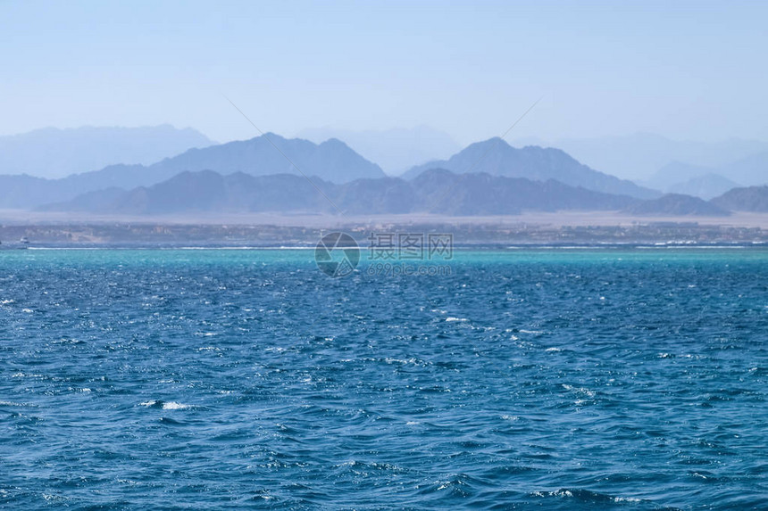 夏日大海的美丽景色图片