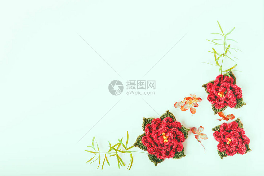 由钩针编织的玫瑰花和淡绿色背景上的干叶制成的秋季组合物母亲情人节女婚礼日的概念秋天图片