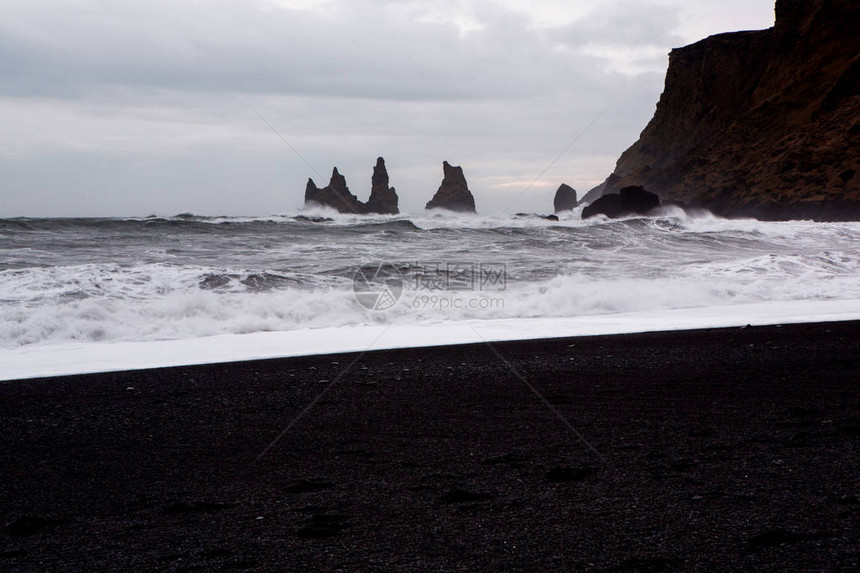 冰岛南海岸维克附近黑沙滩的图像冰岛南部黑色熔岩上的白色泡沫冰岛图片
