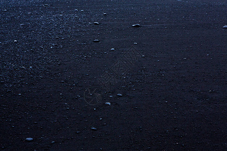 冰岛南海岸维克附近黑沙滩的图像冰岛南部黑色熔岩海滩上的白色泡沫冰岛背景图片