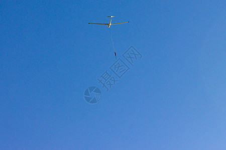 绞盘滑翔机从蓝天开始在南德部的秋天阳图片