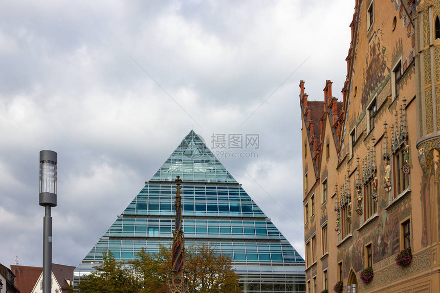 德国南部历史悠久的乌尔姆市建筑背景图片