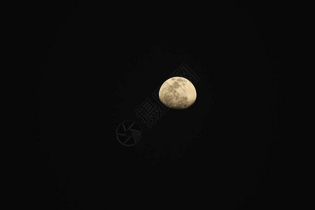 晚上的月亮不圆图片
