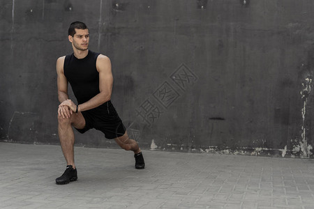 英俊健壮的男人在训练前做伸展运动图片