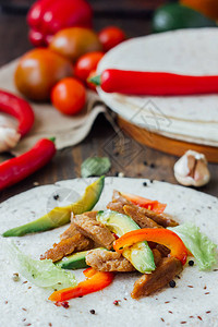 蔬菜fajitas玉米饼面包清单中的传图片