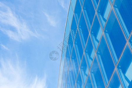 蓝天白云现代办公楼采用玻璃幕墙图片