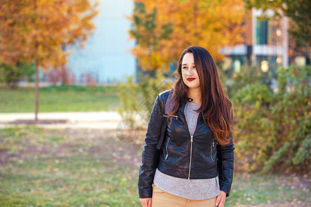女学生户外肖像大学校园秋季教育图片