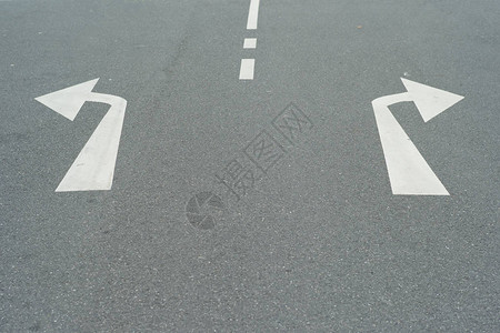 在沥青路上的左右箭头决策概念左转或右转图片