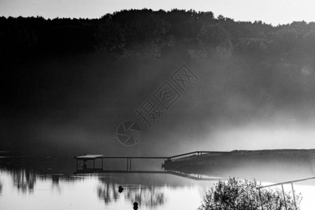 湖上的码头日落湖上的雾图片