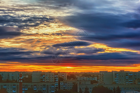 日落时城市建筑上空云朵图片