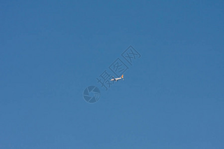 蓝色天空中飞行的飞机图片
