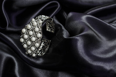 丝绸上的珍珠手链图片