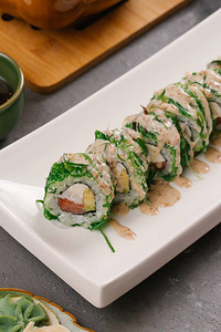 日本寿司卷亚洲传统寿司套餐图片