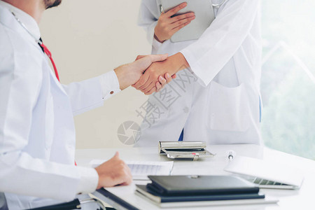 医院的医生与另一位医生握手图片