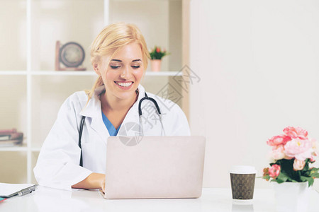 年轻女医生在医院办公室工作图片