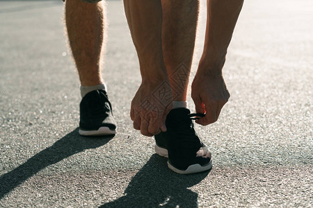 赛跑者系鞋带有氧训练和健康积图片