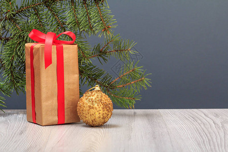 圣诞装饰礼品盒玩具球和灰色背景的fir树枝图片