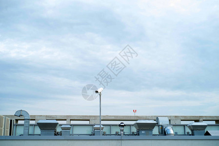现代建筑屋顶工业空调和通风设备排气孔的查看情况图片