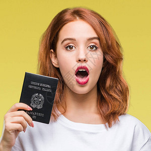 年轻美女拿着意大利护照背景孤立背景图片