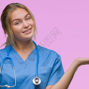 年轻的高加索女医生穿着外科医生制服图片
