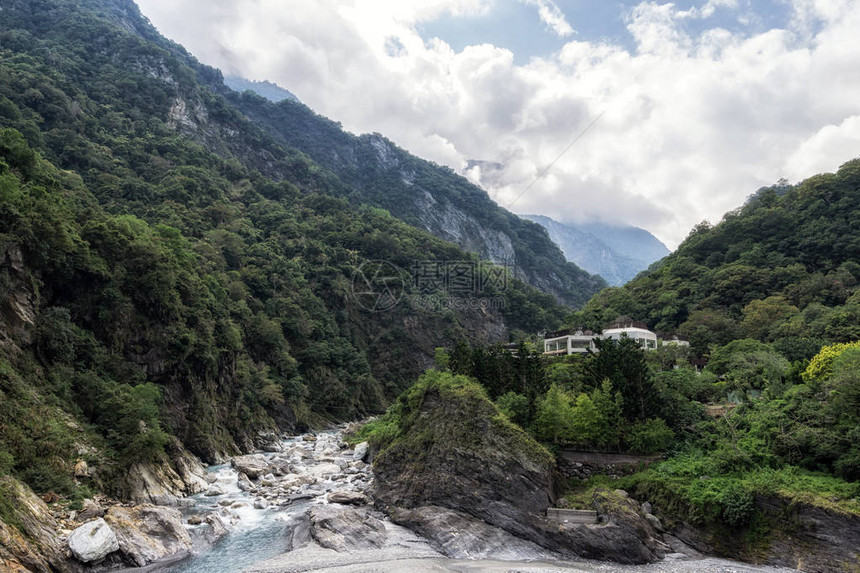 天香风景地区周围山脉和下面的利图片