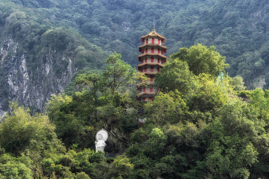 塔和周边山丘的Taroko图片