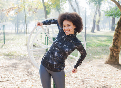 非洲妇女在体育公园锻炼健身器材图片
