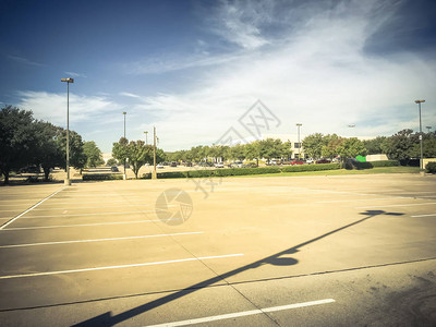 美国商业公园的大型办公停车场空置图片