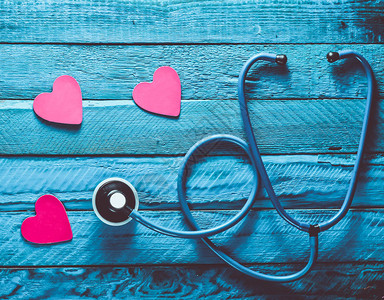 倾听你的心检查心脏是否有疾病关爱心脏的概念听诊器图片