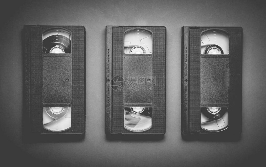 三盒银色背景的录影带80年代的逆向技图片