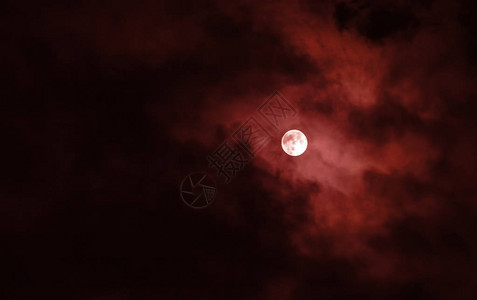 满月与夜空中的红云图片