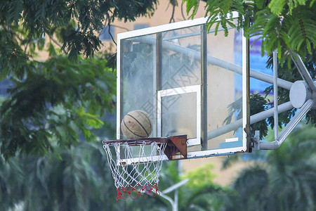 篮球在篮球框上投篮图片