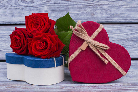 情人节假期背景与玫瑰和礼物心形礼品盒和红玫瑰关闭图片