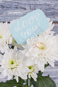 结婚戒指放在白花束上情人节的浪漫礼物婚姻求婚的想法图片