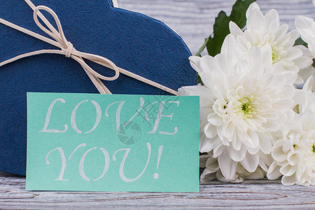 情人节惊喜概念关闭鲜花礼品盒和卡片上刻着爱你的字图片