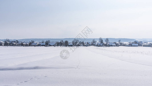 冬季风景乌克兰西部远处村庄的视图图片