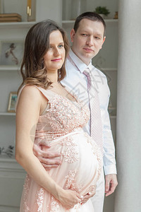 可爱的未来父母在家的画像怀孕生育准图片