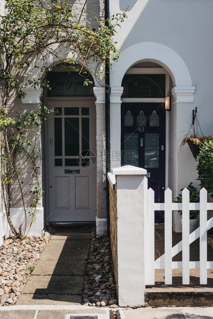 伦敦巴恩斯五颜六色的柔和房屋的门面和门巴恩斯是伦敦的一个富裕住宅区图片