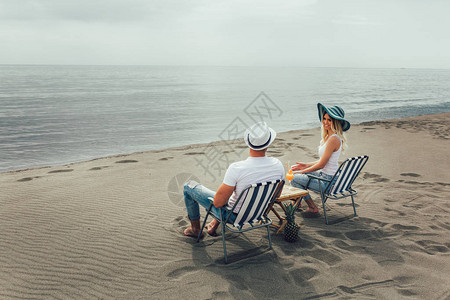 快乐的情侣在暑假期间享受沙滩之欢乐时光图片