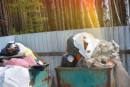 堆满森林垃圾的垃圾箱生态问题图片