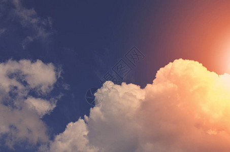 自然背景天空中飘散的柔软云图片