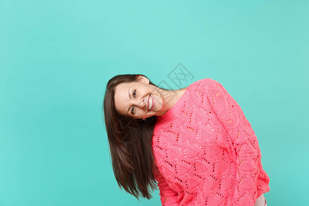 穿着针织粉红色毛衣的迷人漂亮年轻女士图片