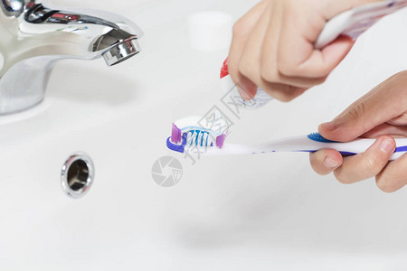 牙刷上牙刷上的牙膏缝图片